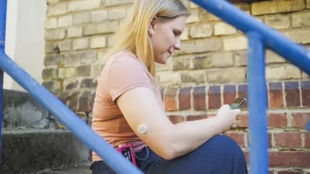 Frau mit Dexcom G7 und YposPump